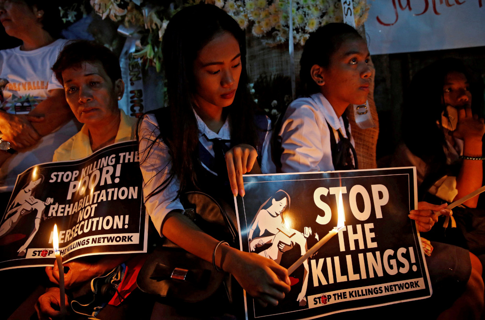 Protesters and residents at the wake of Kian Loyd delos Santos, 17, who was among the people shot dead in an escalation of President Rodrigo Duterteu00e2u20acu2122s war on drugs in Caloocan city, Metro Manila, Philippines August 25, 2017. u00e2u20acu201d Reuters pic
