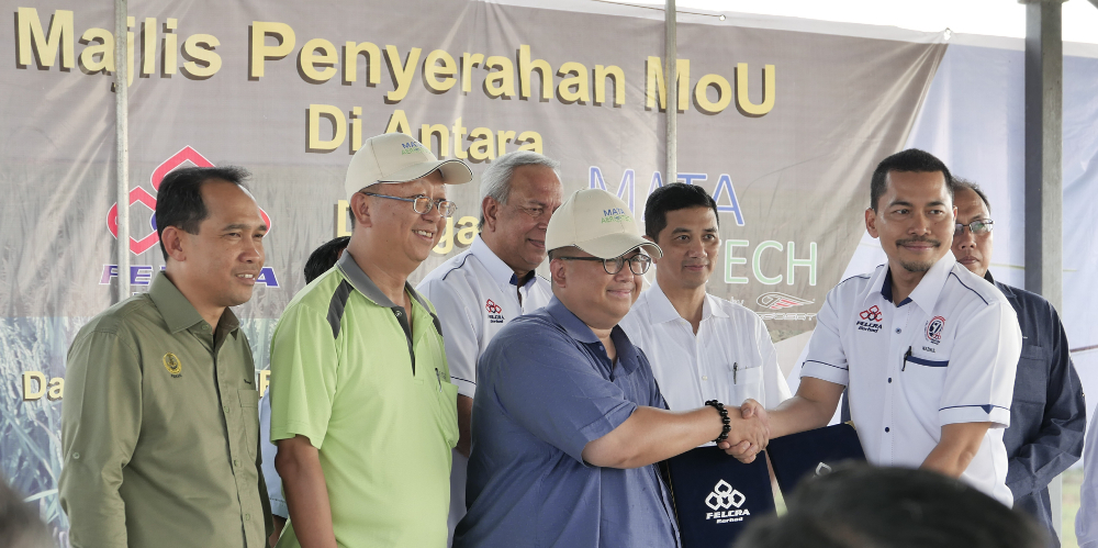 MATA Aerotech Sdn Bhd CEO Wan Azrain Adnan (centre) and Felcra CEO Mohd Nazrul Izam Mansor (2nd right) are seen during the inking of the MoU July 23, 2019. u00e2u20acu201d Picture courtesy of MATA Aerotech 