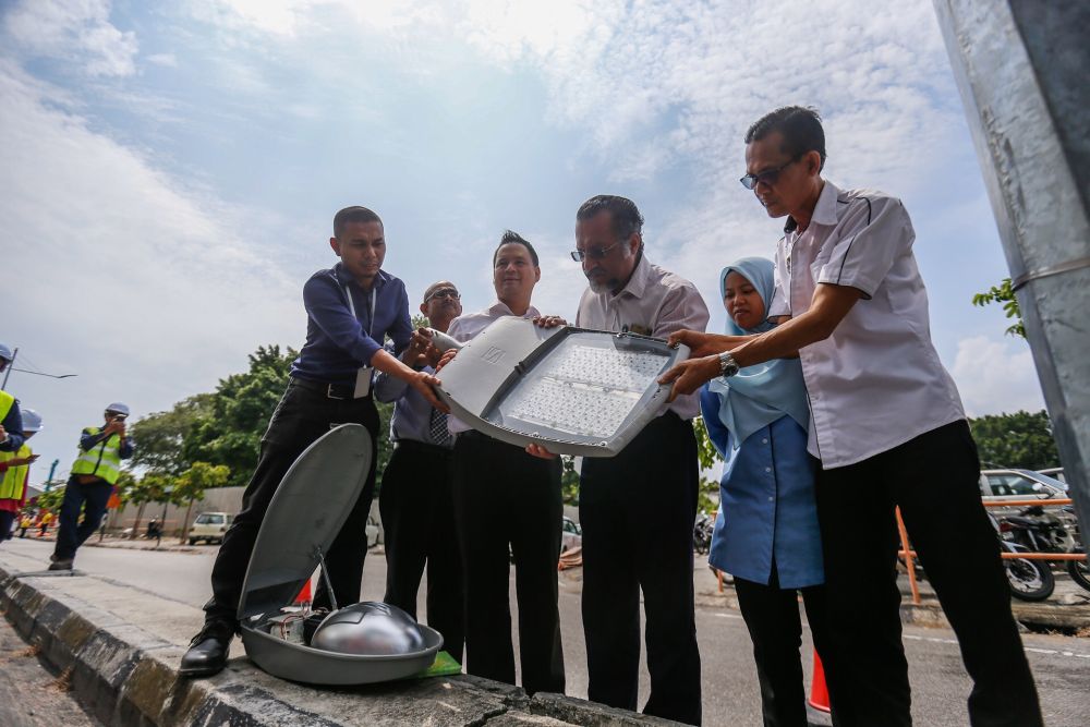 Penang exco Jagdeep Singh Deo (third from right) takes a look at an energy-efficient LED lamp in George Town July 11, 2019. u00e2u20acu201d Picture by Sayuti Zainudin
