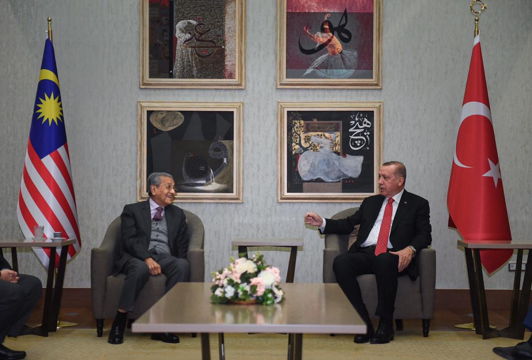 Malaysian Prime Minister Tun Dr Mahathir Mohamad (left) has a chat with Turkish President Recep Tayyip Erdogan in Ankara July 25, 2019. u00e2u20acu201d Bernama pic