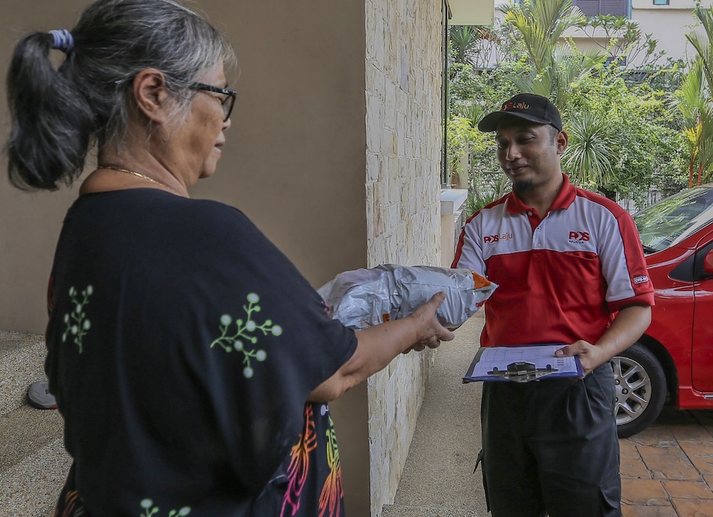 This Pos Laju Courier Works More Than 12 Hours A Day Skips Lunch To Send 120 Packages Before 3pm Life Malay Mail