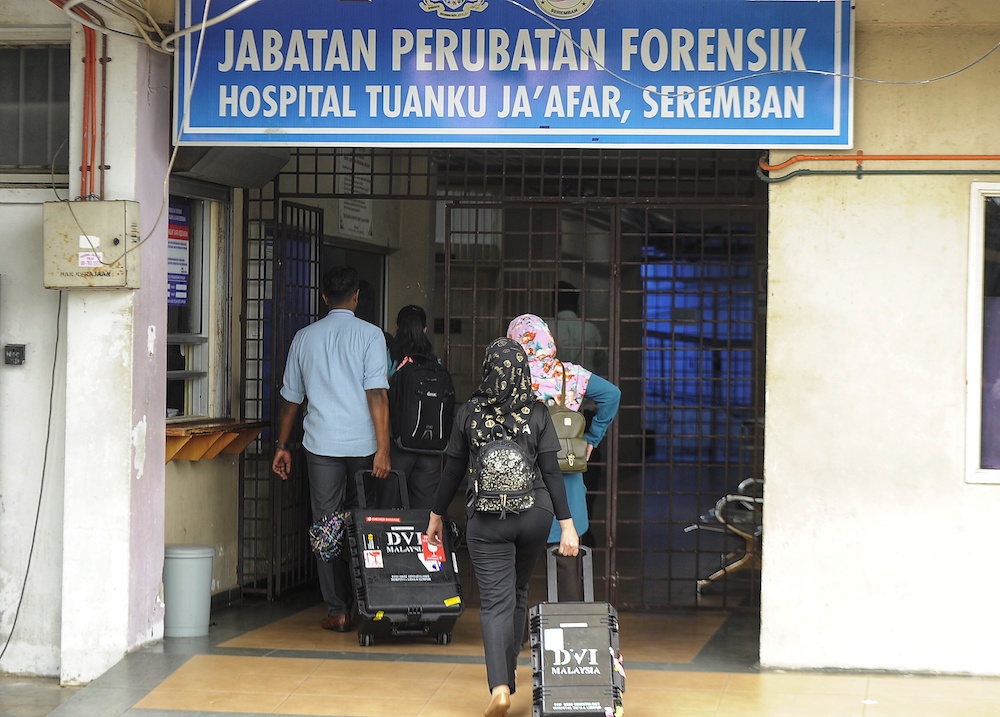 A team from the Chemistry Department arrives at Tuanku Ja’afar Hospital in Seremban August 14, 2019, ahead of a post-mortem on the body of Irish teen Nora Anne Quoirin. — Picture by Shafwan Zaidon