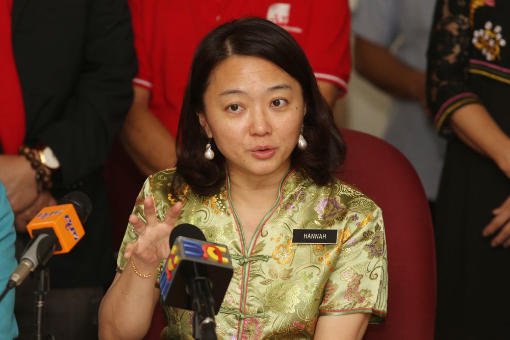 Hannah Yeoh during a visit to the Alzheimeru00e2u20acu2122s Disease Foundation Malaysia  in Petaling Jaya August 9, 2019. u00e2u20acu201d Picture by Choo Choy May