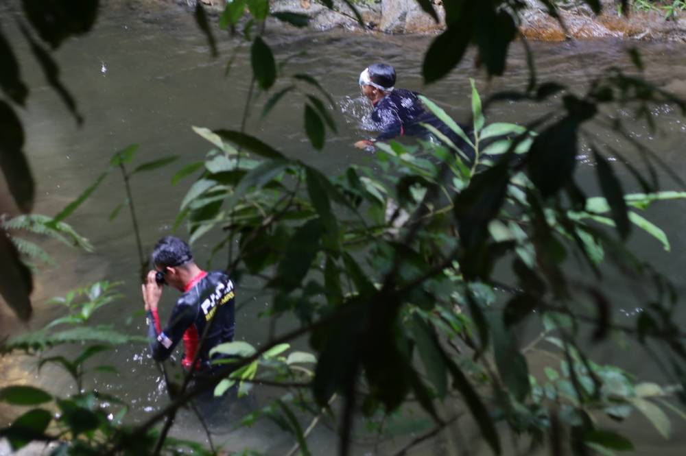 Fire and Rescue Department personnel launch their search for missing Irish teenager Nora Anne Quoirin near the river at The Dusun in Negri Sembilan August 7, 2019. ― Picture by Ahmad Zamzahuri