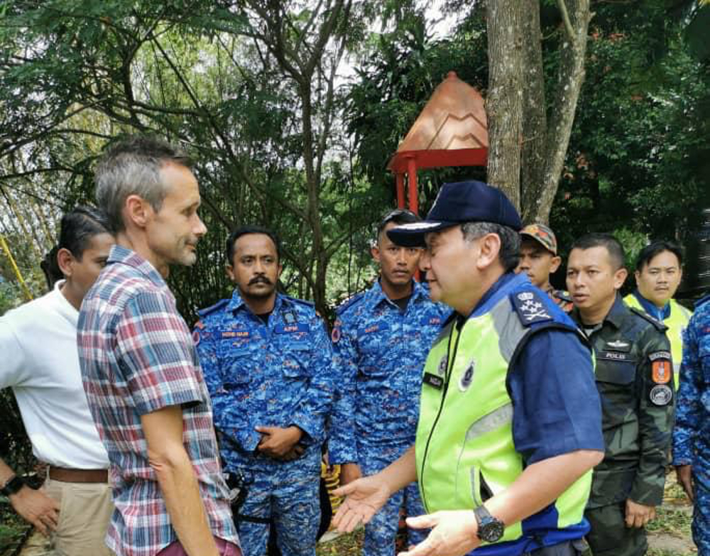 Datuk Mazlan Mansor speaks to Nora Anneu00e2u20acu2122s father Sebastian Quoirin at The Dusun resort area August 11, 2019. u00e2u20acu201d Picture courtesy of Royal Malaysian Police