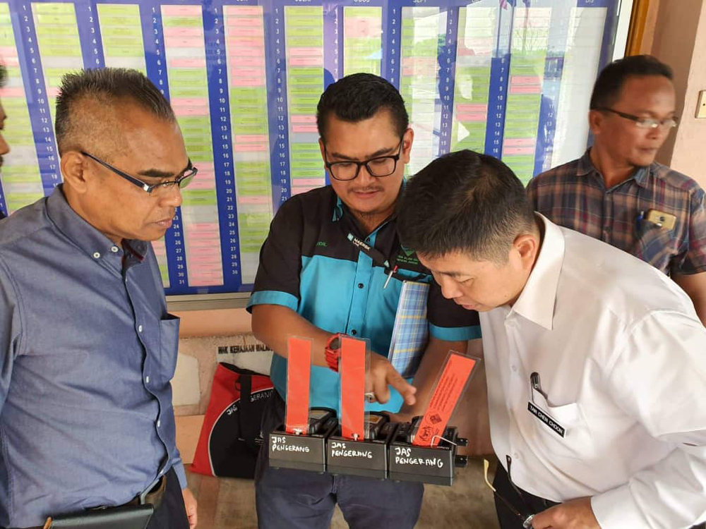 Johor Local Government, Urban Wellbeing and Environment Committee chairman Tan Chen Choon (in white) inspecting air parameters during his visit to SK Taman Pasir Putih August 28, 2019. u00e2u20acu201d Picture courtesy of Tan Chen 