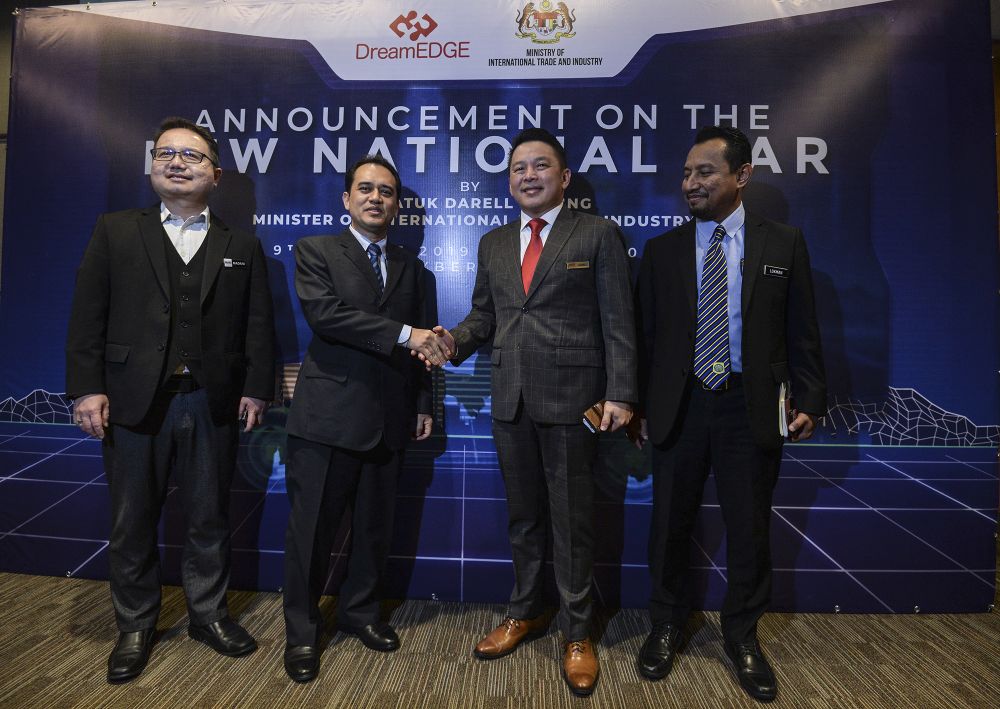 Minister of International Trade and Industry Datuk Ignatius Darell Leiking shakes hands with DreamEdge CEO Khairil Adri Adnan (second from left) during a press conference at i-Tech Tower, Cyberjaya August 9, 2019. u00e2u20acu201d Picture by Shafwan Zaidon