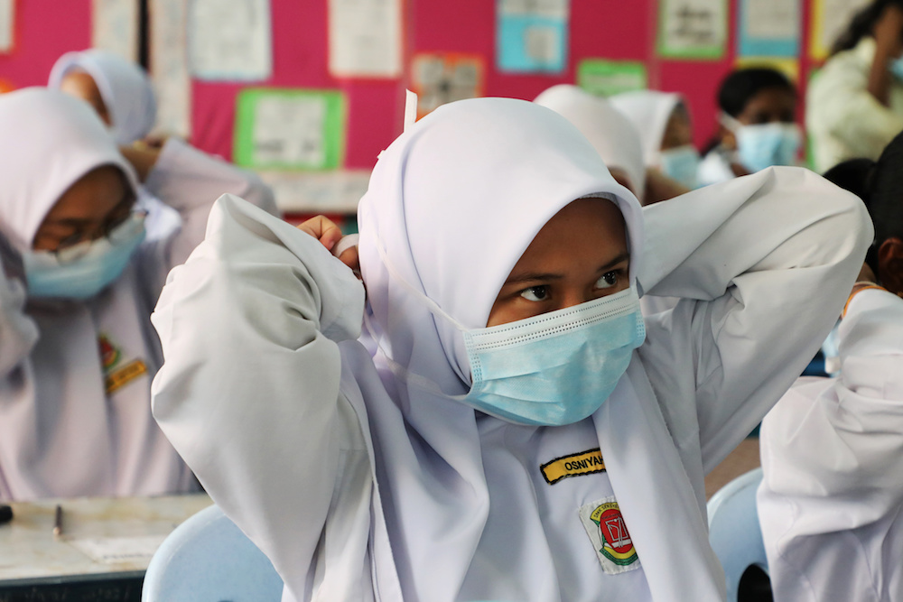 Students cover their faces with masks at a school in Puchong as haze shrouds Kuala Lumpur September 12, 2019. — Reuters pic