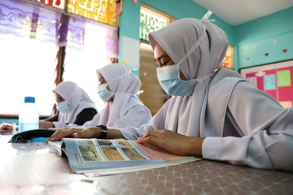 Students cover their faces with masks at a school in Puchong as haze shrouds Kuala Lumpur September 12, 2019. u00e2u20acu201d Reuters pic