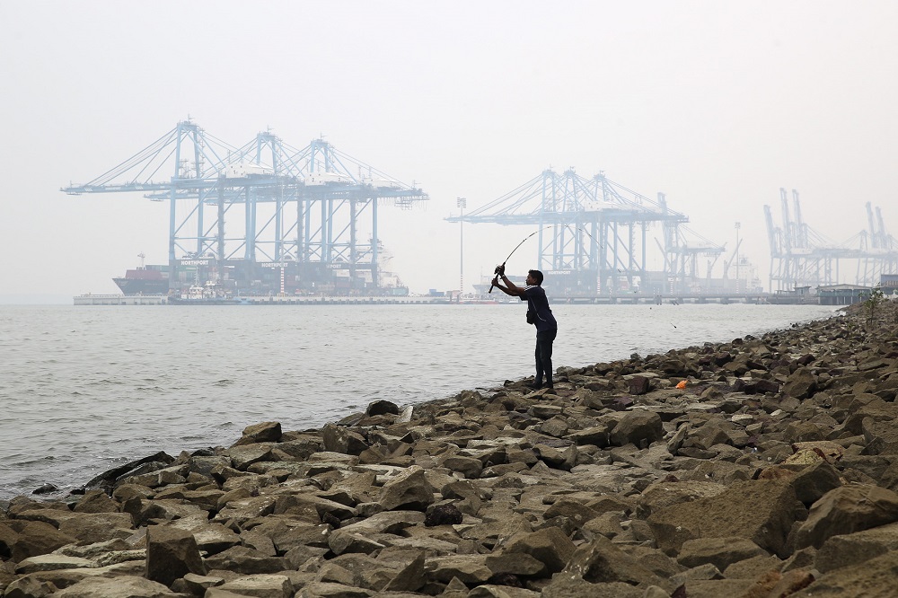 A man is seen fishing on a hazy day in Nortport Klang September 9, 2019. u00e2u20acu201d Picture by Yusof Mat Isa