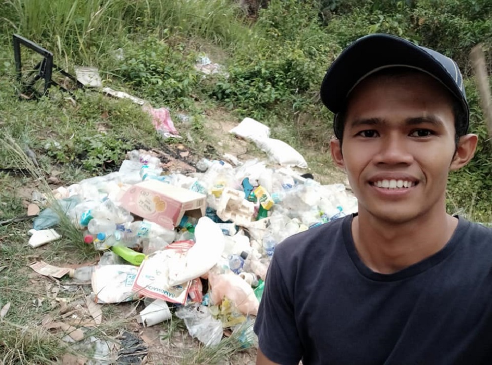Ameer wants to draw attention to litter problems that are plaguing vacation spots in Malaysia. u00e2u20acu201d Facebook/ameer.rul.3