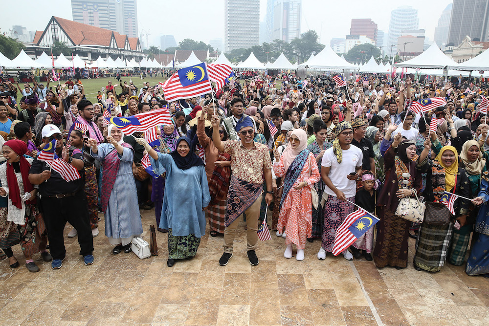 Deputy Tourism, Art and Culture Muhammad Minister Bakhtiar Wan Chik (centre) poses for group pictures with u00e2u20acu02dcKeretapi Sarongu00e2u20acu2122 participants in conjunction with Malaysia Day in Kuala Lumpur September 16, 2019. u00e2u20acu201d Picture by Yusof Mat Isa