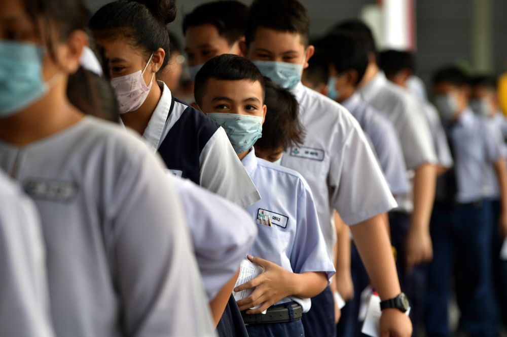 Students are taking their UPSR exams wearing masks at SRK Jalan Ong Tiang Swee in Kuching, Sept 10, 2019, despite the Air Pollution Index (API) reading of 160 (unhealthy) at 8am. u00e2u20acu201d Bernama pic
