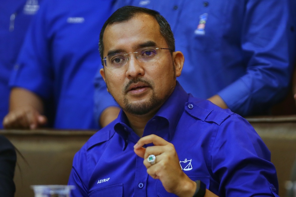 Umno Youth chief Datuk Seri Asyraf Wajdi Dusuki urges Putrajaya to establish a special team involving various enforcement agencies in the halal industry to identify the masterminds of the cartel syndicate and take firm action with no compromise. — Picture by Ahmad Zamzahuri