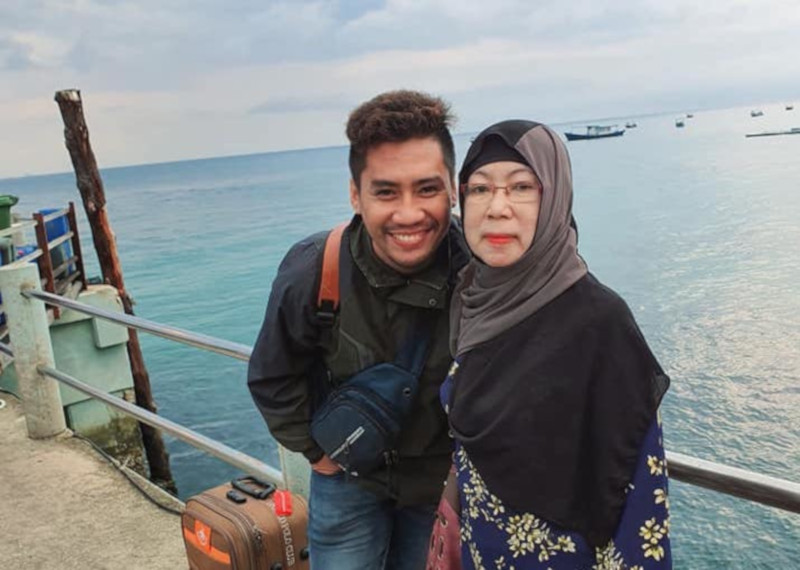 The youngest of five siblings finally got to take his mother on a long-awaited vacation in Pulau Tioman. u00e2u20acu201d Picture from Facebook/momas.hasif