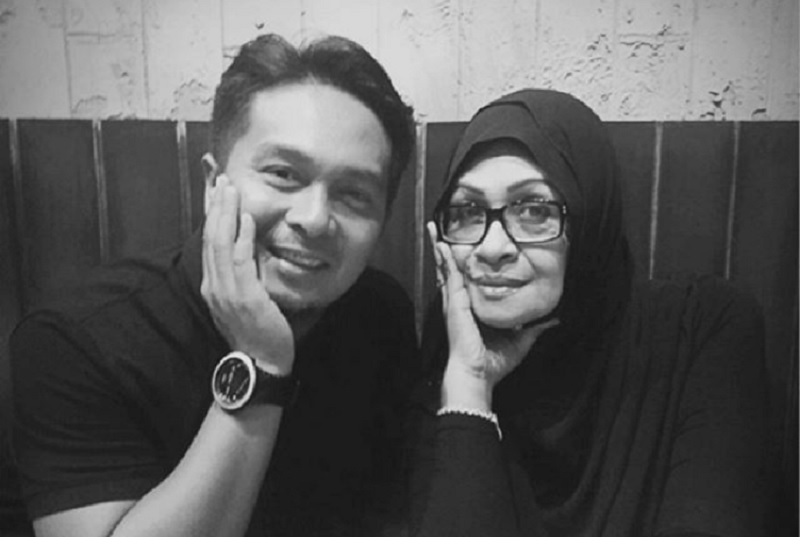Pelakon Fauziah Nawi dan anaknya pengarah filem Firdaus Haniff. Mayat Firdaus ditemui terapung 500 meter dari lokasi kejadian di Sungai Jelai, Kuala Lipis, Pahang. u00e2u20acu201d Foto ihsan Instagram/pitthanif