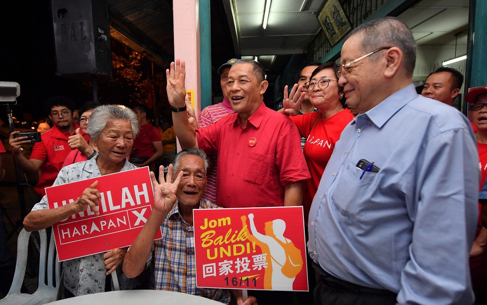 PH’s candidate for the Tanjung Piai by-election Karmaine Sardini (centre) and DAP’s Lim Kit Siang greeting some of the attendees at a forum in Kampung Penerok in Pontian November 6, 2019. — Bernama pic