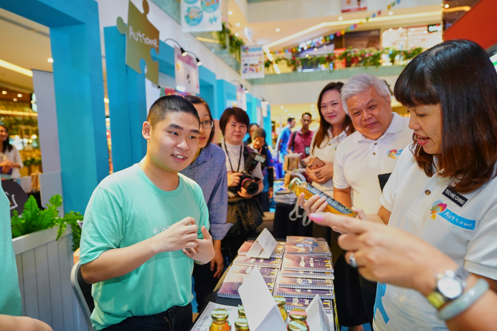 Deputy Education Minister Teo Nie Ching visits the u00e2u20acu02dcLemme Learnu00e2u20acu2122 booth at the Austome Resource Fair. u00e2u20acu201d Picture courtesy of Sunway Putra Mall