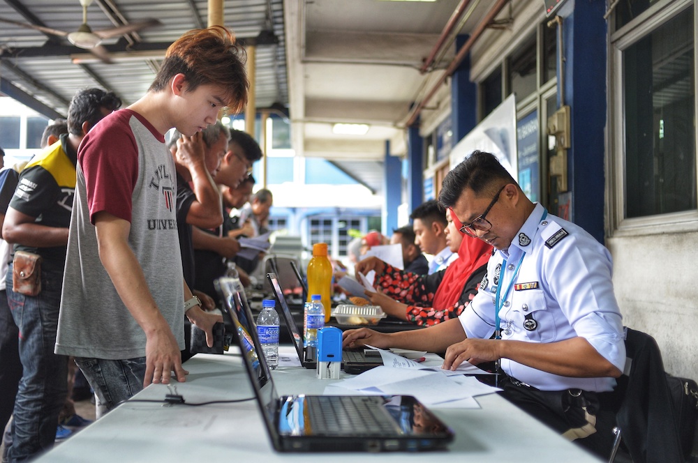 People queue to settle their summonses at the Jalan Tun HS Lee traffic police headquarters in Kuala Lumpur December 24, 2019. u00e2u20acu201d Picture by Shafwan Zaidon