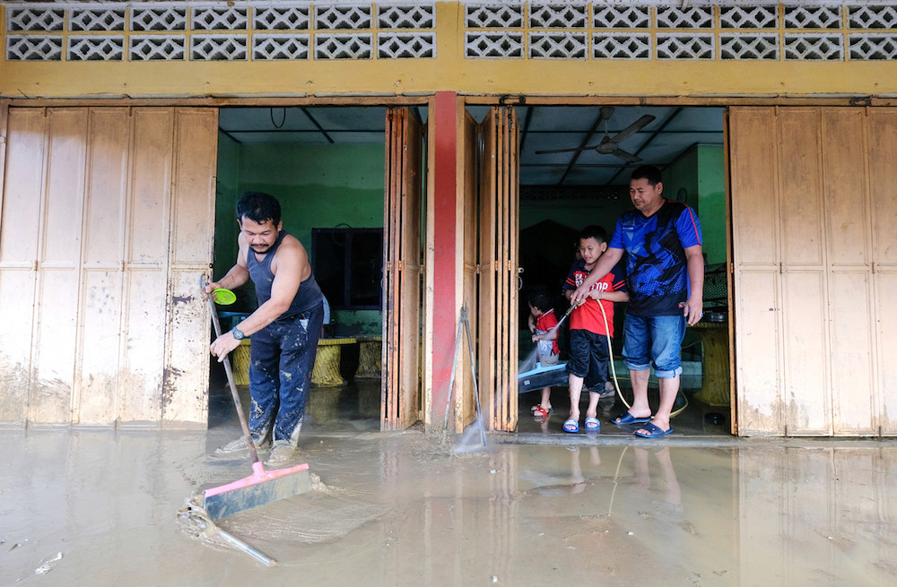 People clean up after floods in Kampung La, Jerteh December 4, 2019. u00e2u20acu201d Bernama pic