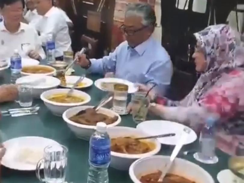 Tangkap layar Al-Sultan Abdullah Ri’ayatuddin Al-Mustafa Billah Shah dan Tunku Hajah Azizah Aminah Maimunah Iskandariah berkenan ke majlis santapan tengah hari di Restoran Hameediyah hari ini.