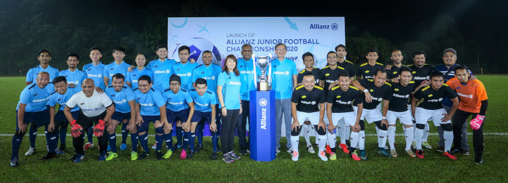 Team Allianz Malaysia FC and Team Media FC pose for a commemorative picture before their friendly. — Picture courtesy of Allianz Malaysia Berhad