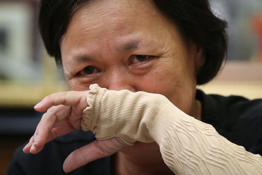 Tan Siew Lin, mother of Annie Kok Yin Cheng, holds back tears as she speaks during a news conference at the Legal Affairs Division of the Prime Minister's Department in Putrajaya January 14, 2020. u00e2u20acu201d Picture by Yusof Mat Isa