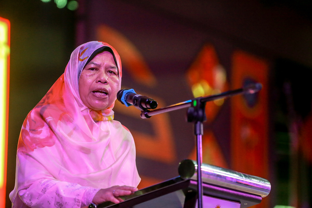  Housing and Local Government Minister Zuraida Kamaruddin speaks at a Chinese New Year Open House in Ampang February 16, 2020. u00e2u20acu201d Picture by Firdaus Latif 