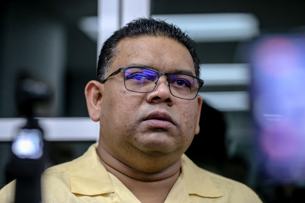 Former Umno supreme council member Datuk Lokman Noor Adam wants Umno to stand up to the ruling Perikatan Nasional (PN). — File picture by Firdaus Latif