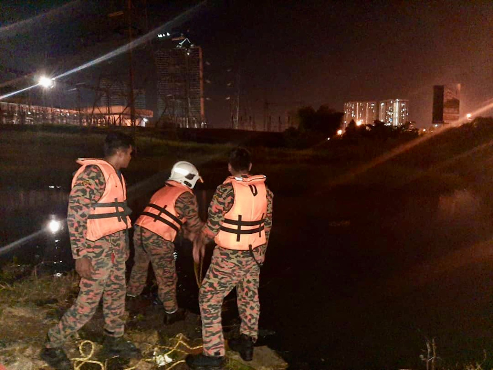 Firemen from the Tebrau Fire and Rescue station doing a surface search for the drowned children. u00e2u20acu201d Picture courtesy of the Johor Fire and Rescue Departmentn