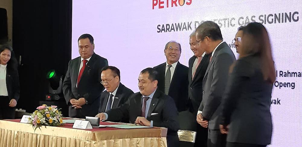 Petros CEO Datuk Sauu Kakok (seated, left) and Petronas senior vice president Mohamed Firouz Asnan sign the domestic gas agreement, as Deputy Chief Minister Datuk Amar Awang Tengah Ali Hasan (standing, third right) looks on, in Kuching February 12, 2020. 
