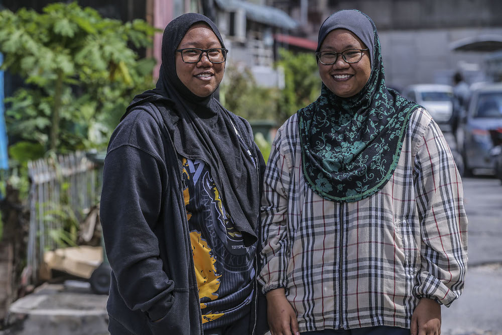 Iman Raihana (left) and her sister Iman Balqis suggest visitors take public transport to Saloma Link. — Picture by Hari Anggara