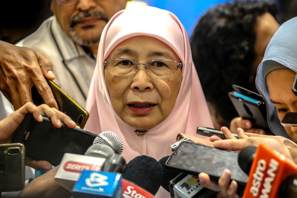 Deputy Prime Minister Datuk Seri Dr Wan Azizah Wan Ismail said a Chinese national has fully recovered from Covid-19 and there are no new cases today. — Picture by Firdaus Latif