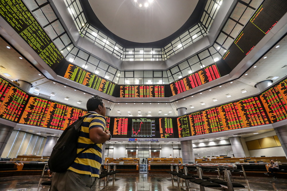 On a weekly basis, the FBM KLCI fell 19.93 points to end the week at 1,544.41 from 1,564.34 in the previous week. — Picture by Firdaus Latif