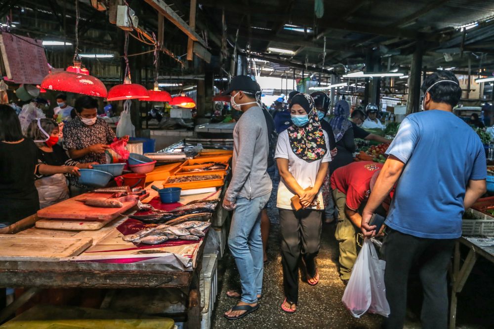 Customers do their shopping at the Gunung Rapat wet market in Kuala Lumpur March 26, 2020. u00e2u20acu201d Picture by Firdaus Latif