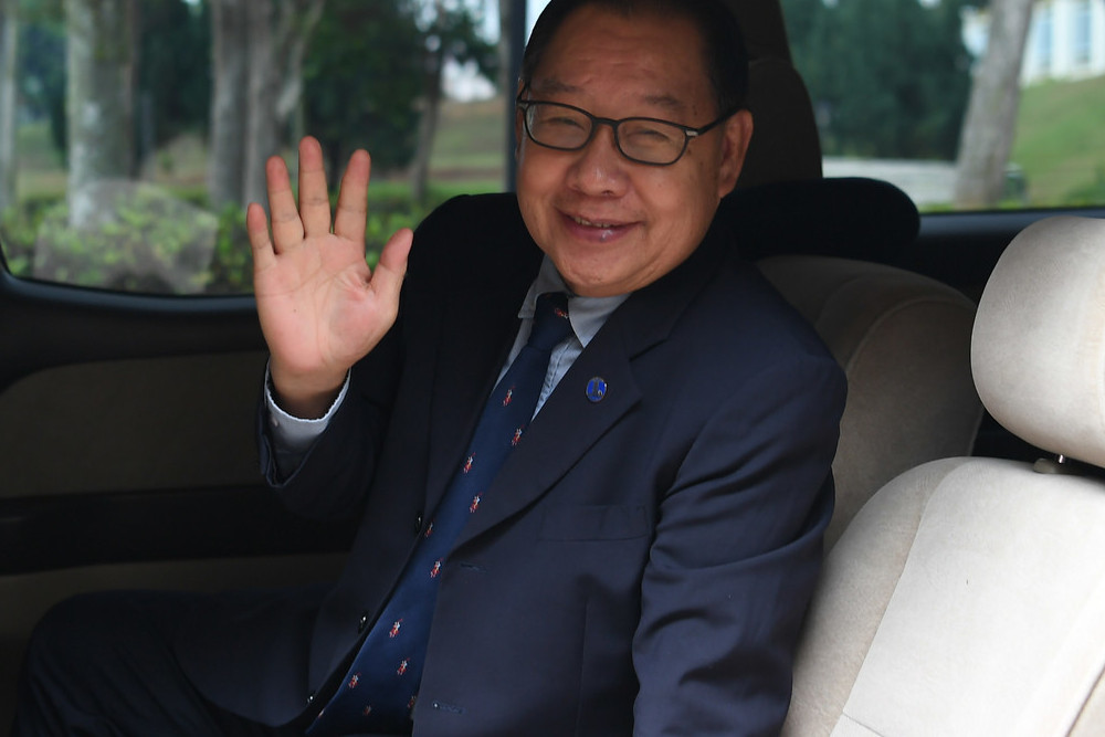 Datuk Jeffrey Kitingan waves to reporters as he is seen entering the Seri Perdana March 9, 2020. — Bernama pic 