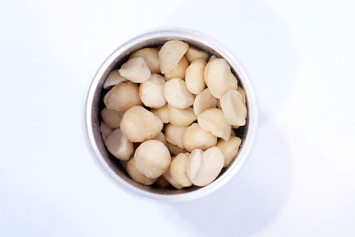 Macadamias add to the nutty notes of the oats