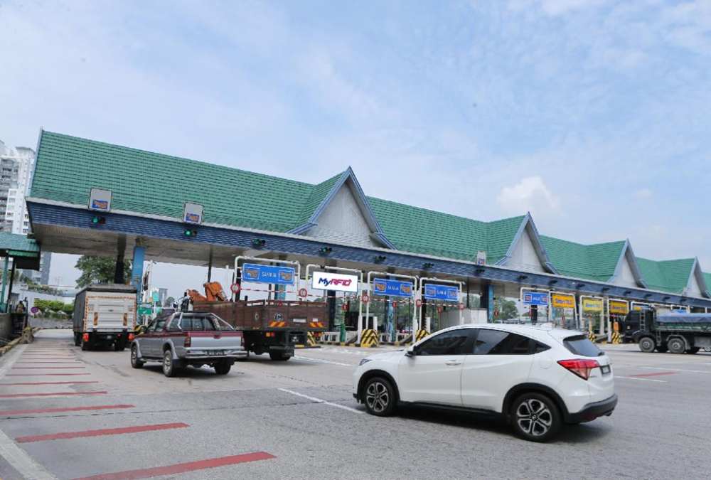 File picture of a toll plaza with Radio Frequency Identification technology system (RFID). — Picture courtesy of PLUS Malaysia Berhad