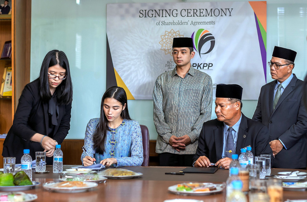 Signing ceremony between Royal Pahang Durian Group chairman Tengku Puteri Raja Tengku Puteri Iman Afzan Al-Sultan Abdullah for Royal Pahang Durian Produce and Royal Pahang Durian Resources, and Perbadanan Kemajuan Pertanian Negeri Pahang March 11, 2020. u00e2