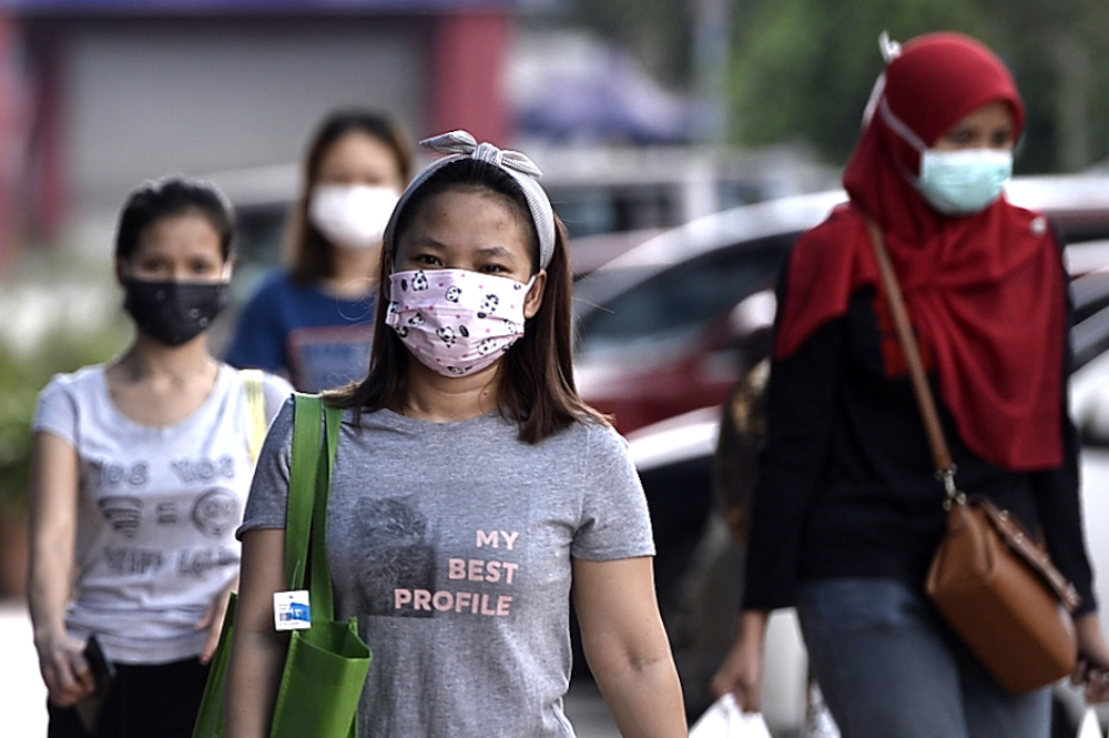 People wearing face masks during the movement control order (MCO) in Shah Alam April 5, 2020. u00e2u20acu201d Picture by Miera Zulyana