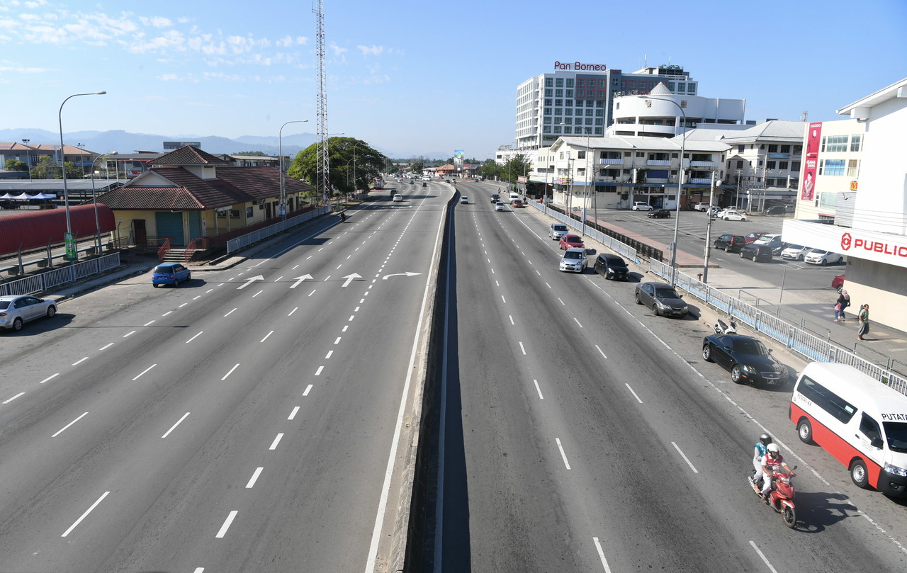 The traffic entering the Kota Kinabalu today are relatively slow following the movement control order announced by Malaysian Prime Minister Tan Sri Muhyiddin Yassin March 18, 2020. u00e2u20acu201d Bernama pic