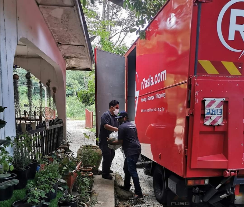 R7 Movers unloading the kibbles at Malaysian Animal Welfare Association. — Photo via Facebook/Malaysian Animal Welfare Association