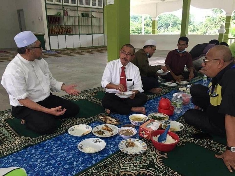 Several photographs of Datuk Dr Noor Azmi (centre) uploaded on Facebook showed his visit to a religious school in Perak. — Picture via Facebook/Saifuddin