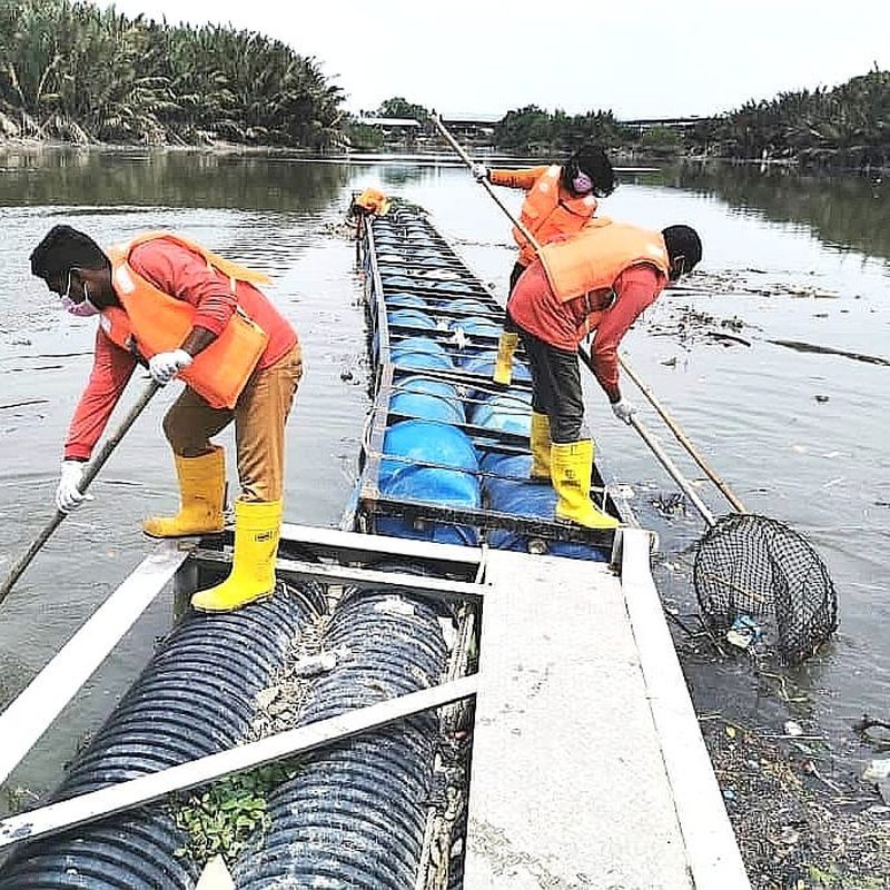 SMG crew doing their operational cleanup at Sungai Pinang in Klang. — Picture via Facebook/ Selangor Maritime Gateway 