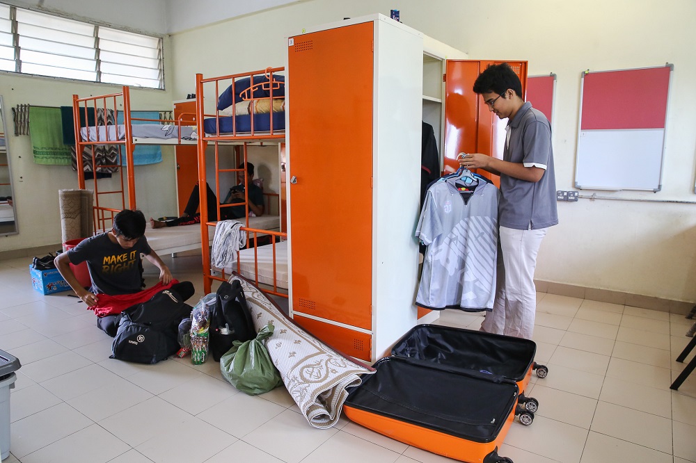 UiTM students packing their belongings at their residential college at Kolej Perindu in Shah Alam April 25, 2020. ― Picture by Yusof Mat Isa