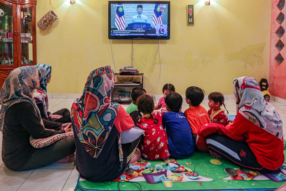 A family watching the live telecast of the Prime Minister, Tan Sri Muhyiddin Yassin, in Gombak on May 23, 2020. u00e2u20acu201d Picture by Hari Anggara