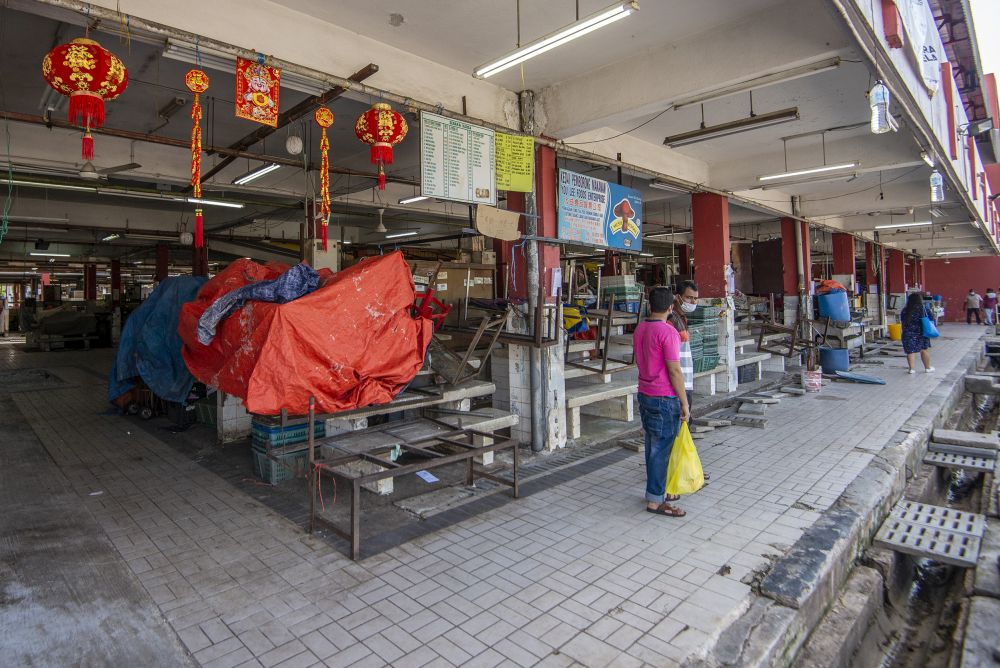 A general view of the Jalan Othman wet market after the enhanced movement control order was lifted in Petaling Jaya Old Town May 21, 2020. u00e2u20acu201d Picture by Shafwan Zaidon