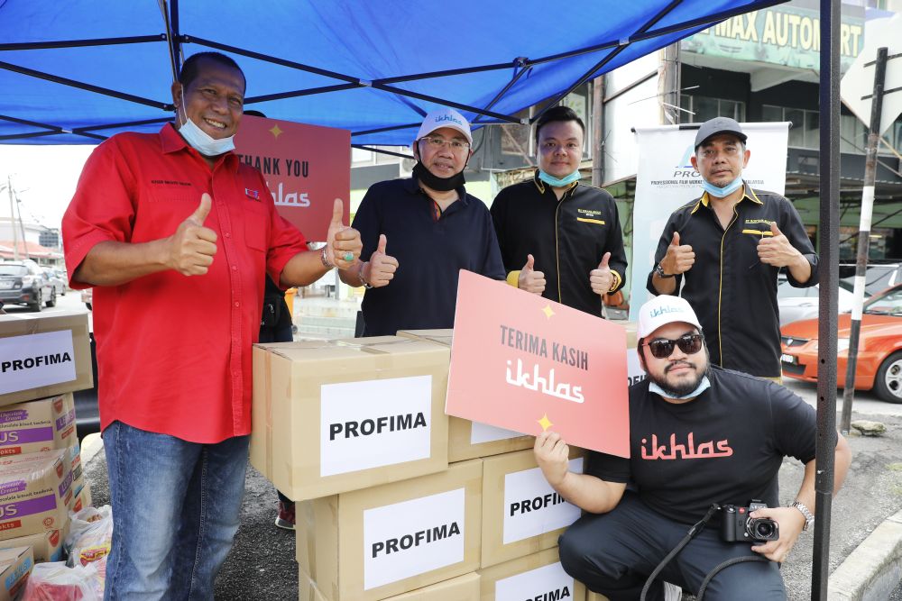 Profimau00e2u20acu2122s president, Capt Khir Mohd Noor receiving packages from AirAsia's executive chairman, Datuk Raymond Ho, ST Rosyam Mart's director, Datuk Rosyam Nor and Ikhlas's head, Ikhlas Kamarudin at a donation drive. u00e2u20acu201d Picture courtesy of Ikhlas