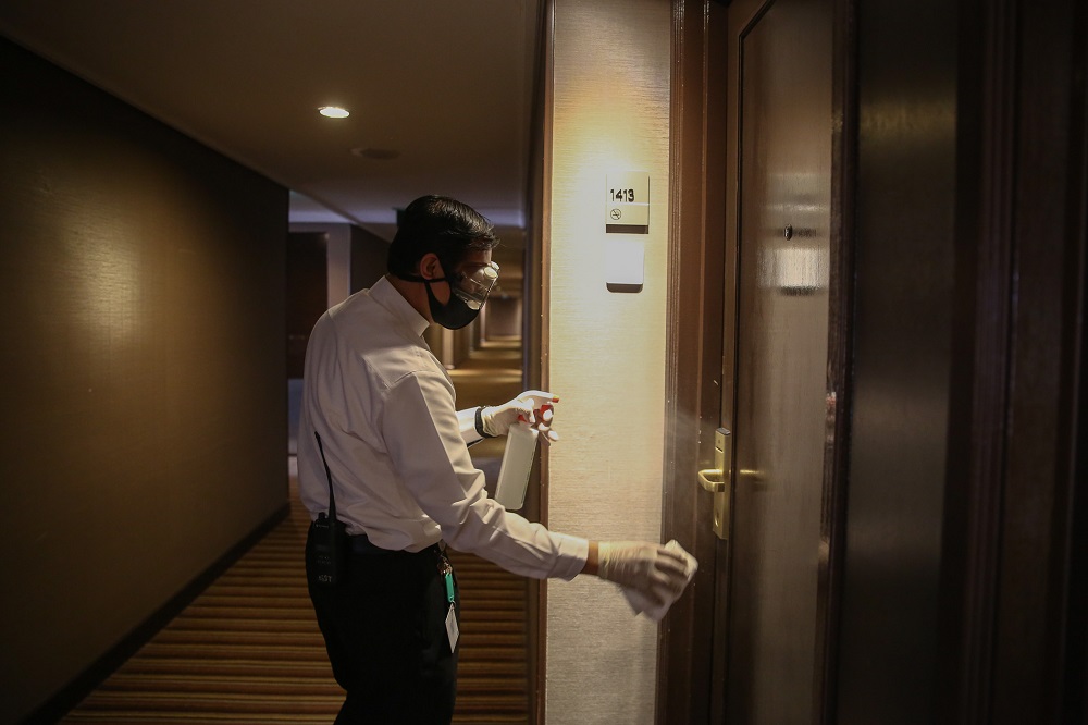 2020 年 6 月 9 日，一名酒店员工在莎阿南的一家酒店对房间进行消毒 — 照片作者 Yusof Mat Isa