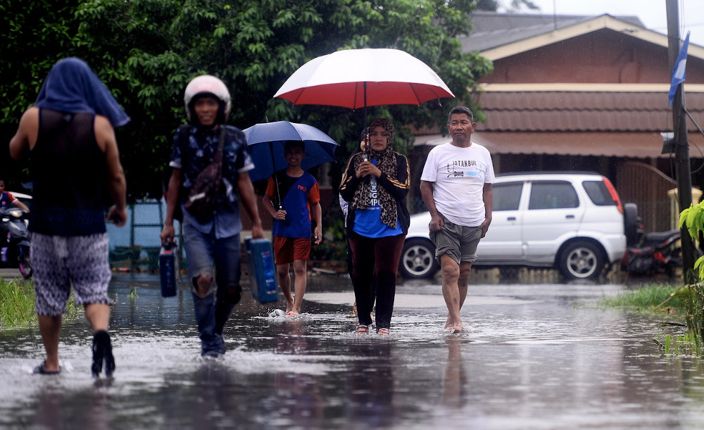 Residents of Kampung Parit Pasir Baru in Pekan Nenas Pontian during a flash flood June 20, 2020. u00e2u20acu201d Bernama pic 